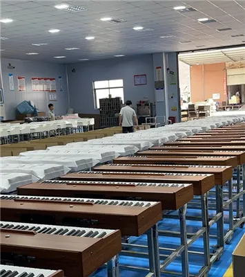 En farbror spelar elpianot medan han säljer grönsaker.