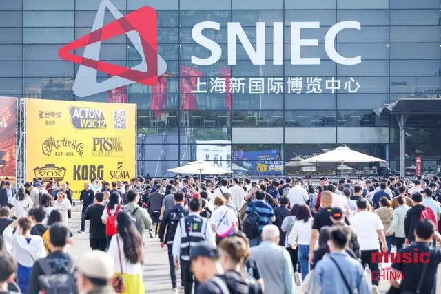 Kinas internationella musikinstrumentutställning har öppnat, och en mängd mus...